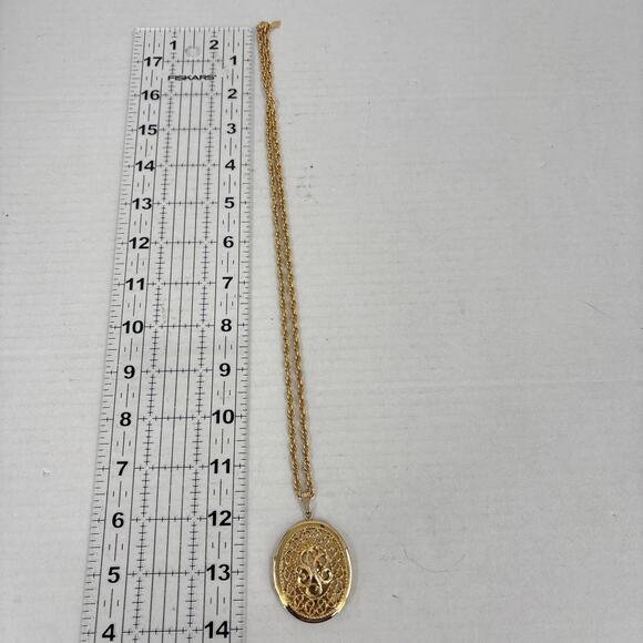 Vintage Sarah Coventry Heirloom Filigree Locket on Gold Tone Chain Necklace - Picture 9 of 10